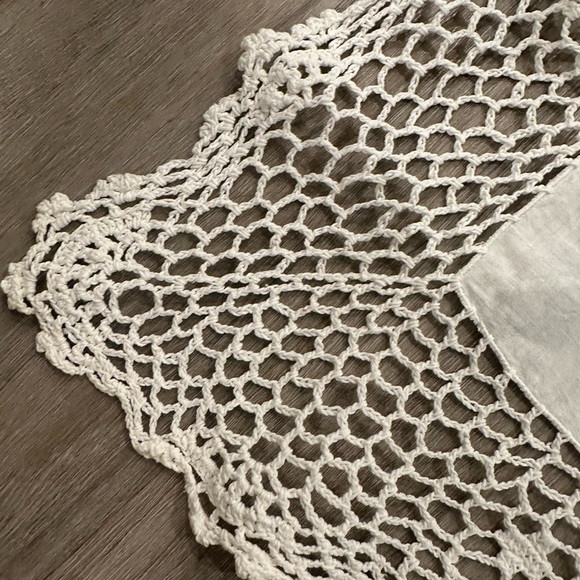 Elegant White Lace Tablecloth - Picture 3 of 9